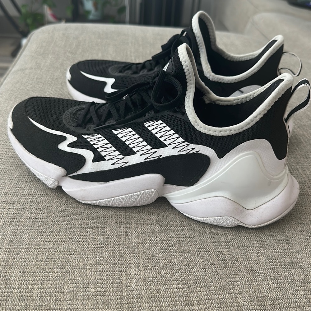 Women’s adidas size 9 shoe. Barely used